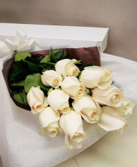 Classic boxed roses - white